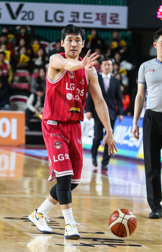 29일 원소속팀 LG와 1년 계약을 체결한 양우섭. <KBL 자료사진>